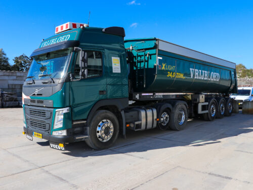 Vrachtwagen met trailer